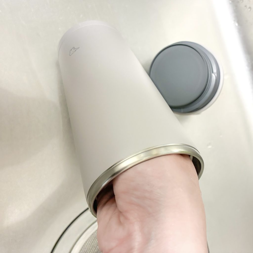 象印キャリータンブラー300mlの底に手を入れたところ。指先が届くかどうかで手の側面が当たっている