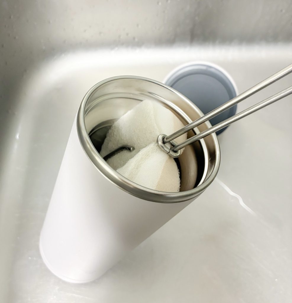無印良品の柄つきスポンジに食器用スポンジを差し込んで、象印キャリータンブラーの底を洗っているところ