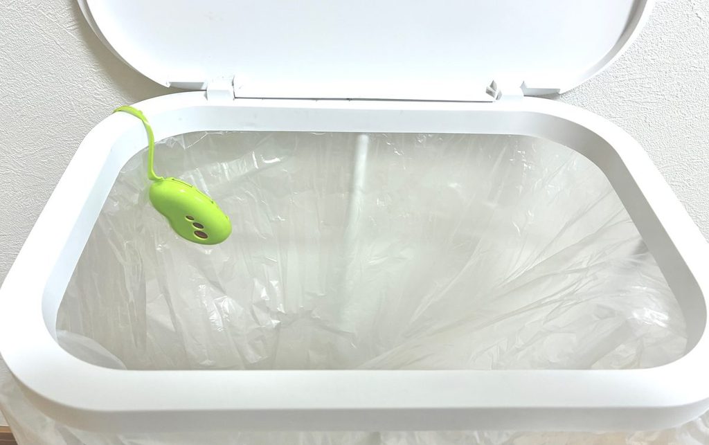 フタに引っ掛けて袋の中に入れた消臭剤