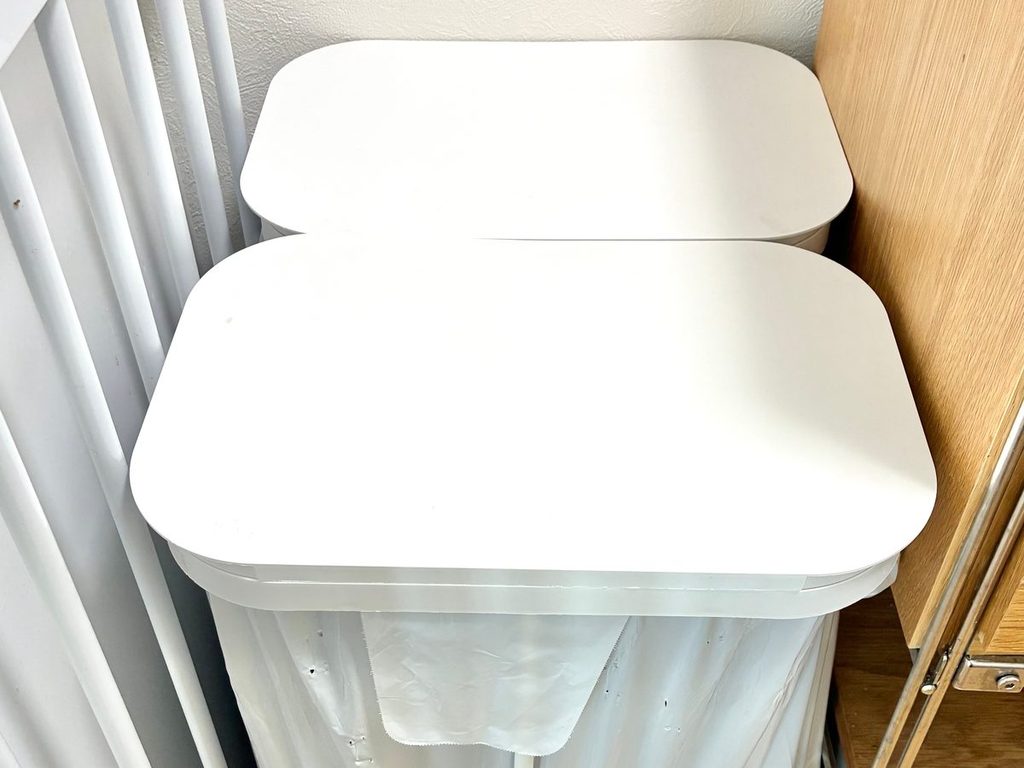 冷蔵庫と食器棚のスキマに手前と奥で並べたルーチェ横開き